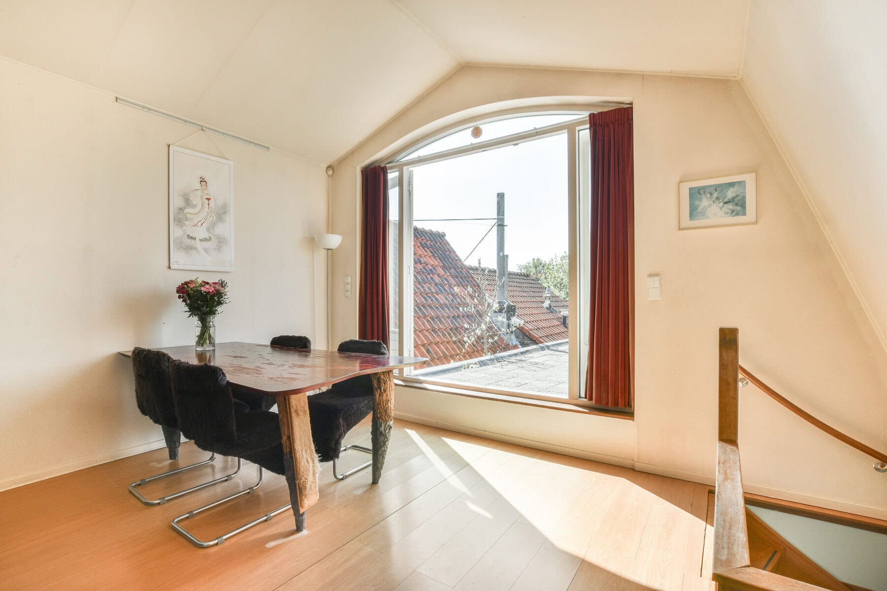 Eetkamer met groot raam en uitzicht op daken in Sloterweg 1257.