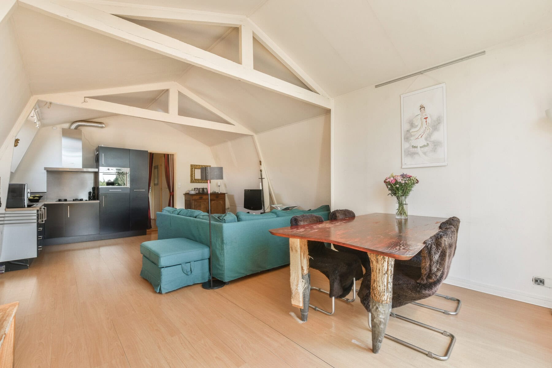 Ruime woonkamer met moderne keuken en gezellige zithoek.