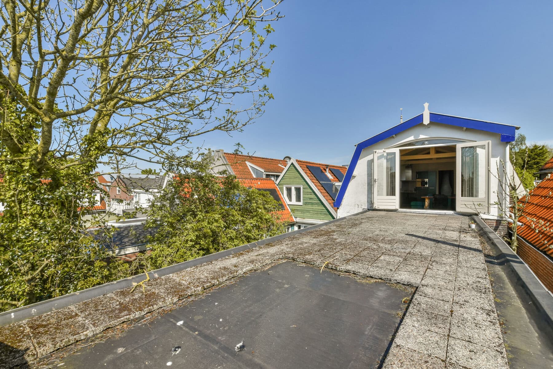 Uitzicht vanaf het dak van Sloterweg 1257 met tuin en omliggende huizen.