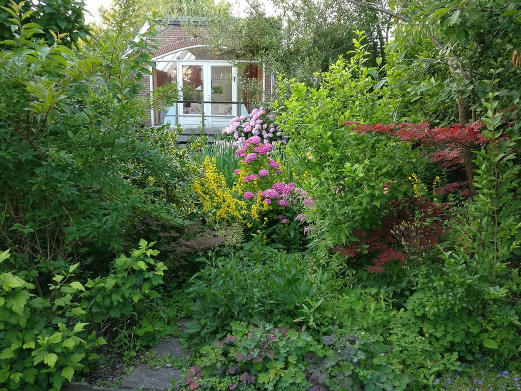 Gevarieerde tuin met bloemen en groen rondom Sloterweg 1257.